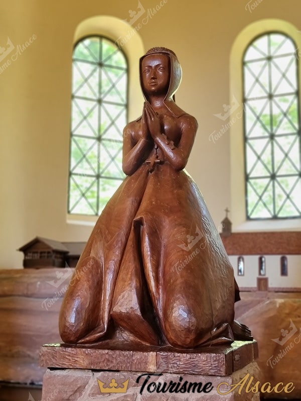 Statue en bois d’une femme en prière